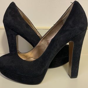 BCBG Generation Suede Pump. Worn Once. Size 9.5. Timeless Style.